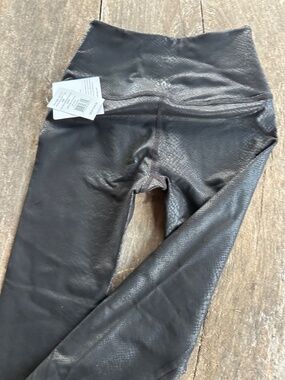 Beyond Yoga Black Snake Jacquard leggings, NWT in XS.